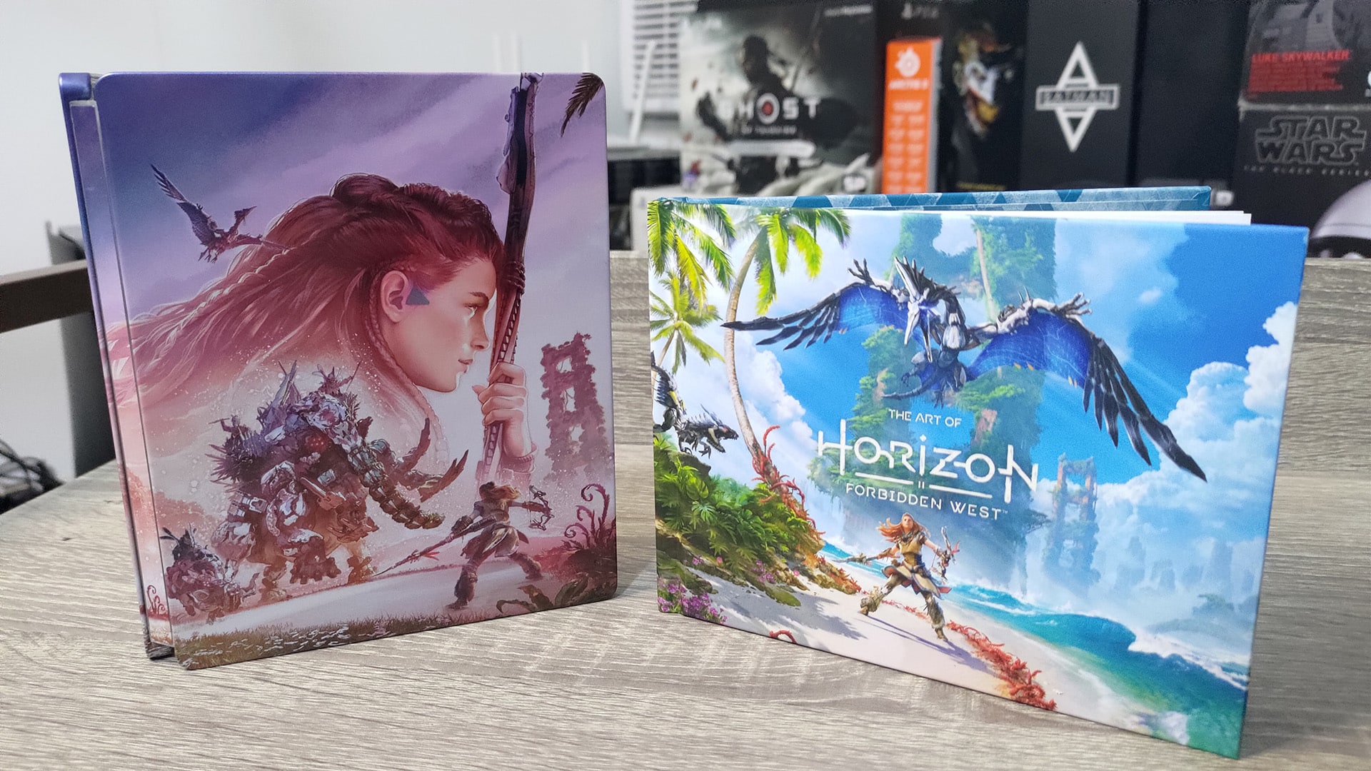 Horizon Forbidden West Regalla Edition steelbook and mini art book.